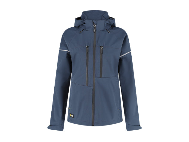 Damen-Softshelljacke in Marineblau mit abnehmbarer Kapuze, zwei vertikal verlaufenden Brusttaschen mit Reißverschluss, reflektierenden Paspeln an den Ärmeln und funktionaler, körpernaher Passform.