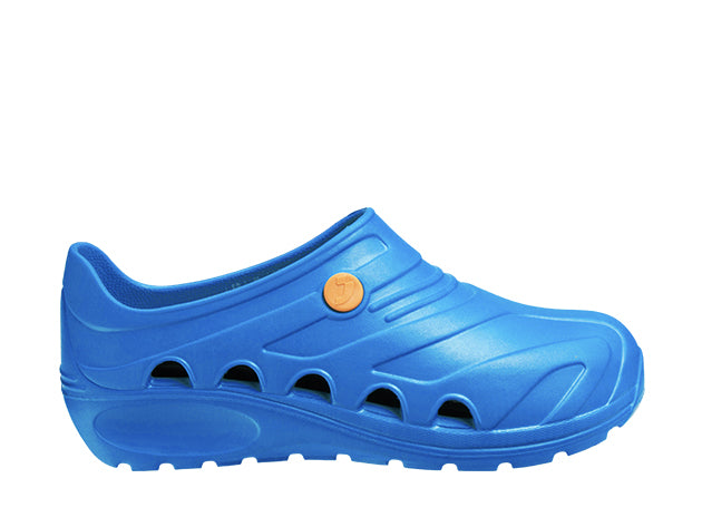 Hell blauer Clog aus Kunststoff mit geschlossener Zehenpartie und sechs halbmondförmigen Belüftungsschlitzen seitlich oberhalb der Sohle. Dynamisch geformte Linien am Spann und an den Seiten. Auf der Außenseite rundes, orangefarbenes Emblem mit geprägtem ‘J’‑Logo. Durchgehend blaue Laufsohle mit leichtem Profil und integrierter Fußgewölbestütze.