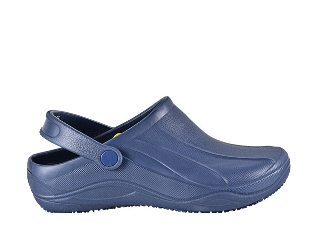 Dunkelblauer Clog aus Kunststoff mit geschlossener Zehenpartie und offener Ferse. Verstellbarer Fersenriemen mit seitlichem Druckknopf in passender Farbe. Glatt geformter Spann mit geschwungenen Linien und fein strukturierter Oberfläche im unteren Seitenbereich. Ohne Belüftungslöcher. Durchgehende, dunkelblaue Laufsohle mit feinem Profil und leichtem Absatz.