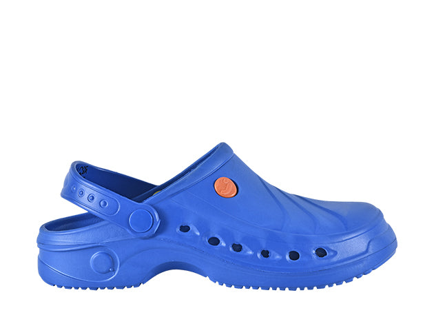 Hell blauer Clog aus Kunststoff mit geschlossener Zehenpartie und offener Ferse. Verstellbarer Fersenriemen mit seitlicher Druckknopfleiste. Am Spann dezente Formlinien, seitlich sieben runde Belüftungslöcher oberhalb der Sohle. Seitlich eingeprägtes ‘J’‑Logo in gleicher Farbe. Durchgehende, blaue Laufsohle mit leichtem Absatz und feinem Profil.