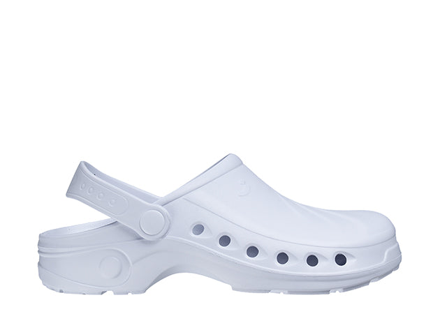 Weißer Clog aus Kunststoff mit geschlossener Zehenpartie und offener Ferse. Verstellbarer Fersenriemen mit Druckknopfleiste seitlich befestigt. Glatte Oberfläche mit minimaler Linienstruktur. Entlang der Seitenreihe befinden sich sieben runde Belüftungslöcher oberhalb der Sohle. Dezentes, geprägtes ‘J’‑Logo auf der Außenseite. Durchgehende, weiße Laufsohle mit feinem Profil und leichter Absatzform.